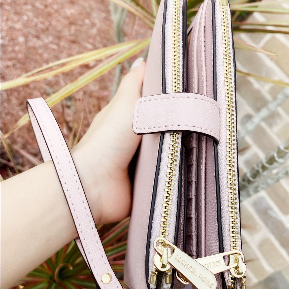 SALE‼️‼️ 💕NWT Michael Kors Wristlet Pink - Picture 7 of 8